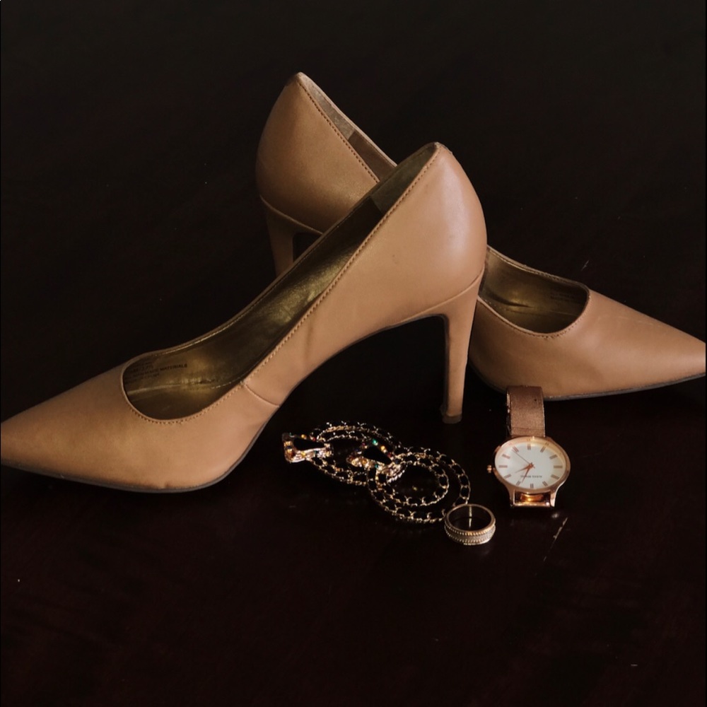 BCBG NUDE HEELS